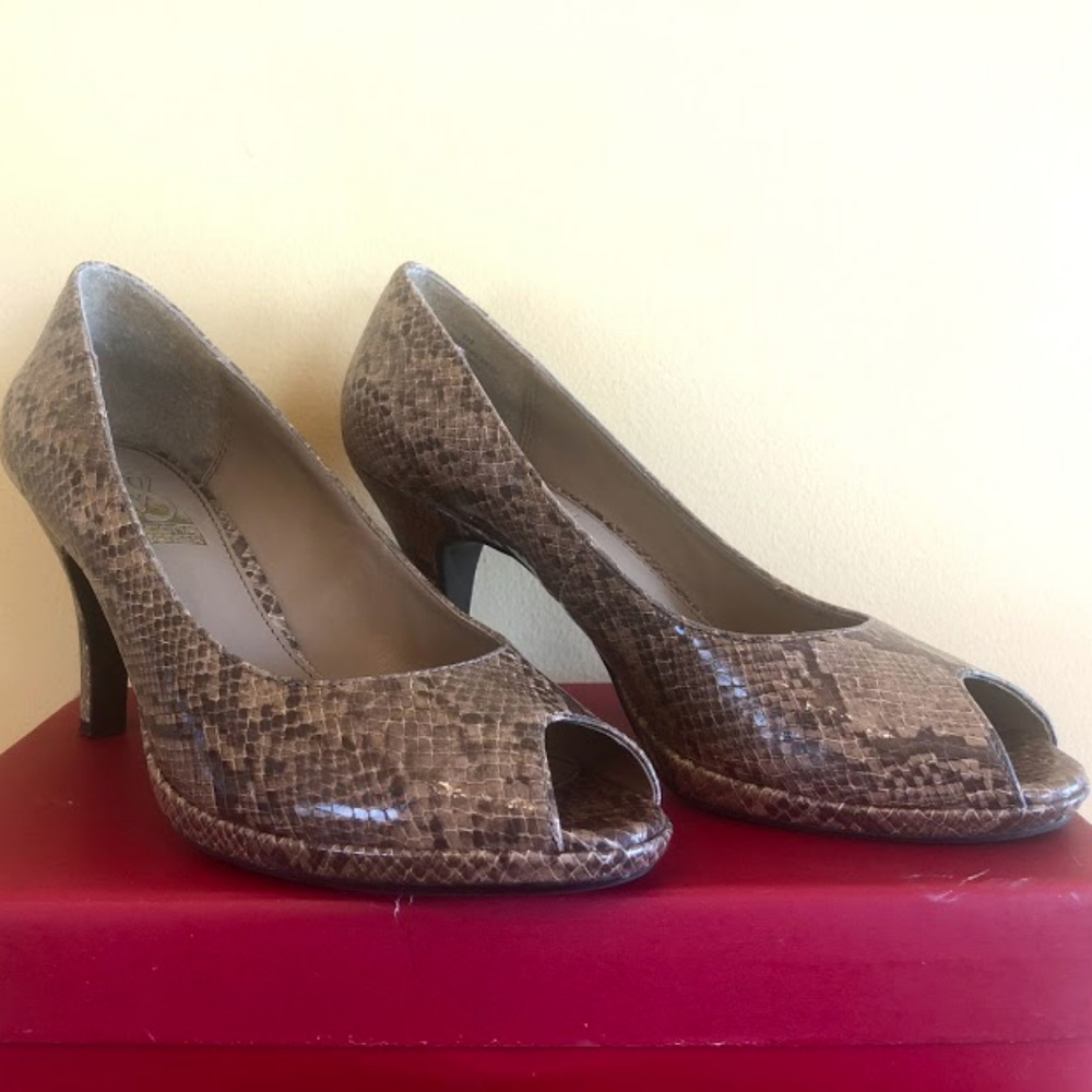 Victoria Spenser "Eve" Snakeskin Peep Toe (8.5M)